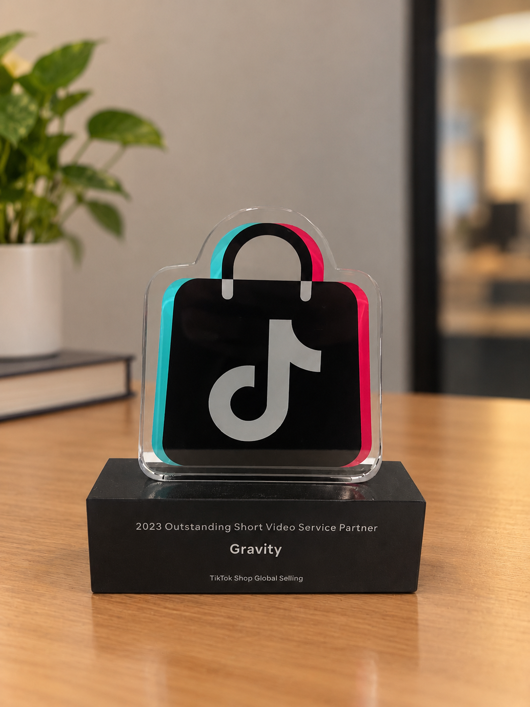 صانع محتوى سعودي يتعاون مع العلامات التجارية عبر حملات TikTok مع Gravity Marketing Shop، مع دعوة للتقديم والانضمام إلى شبكة صناع المحتوى.